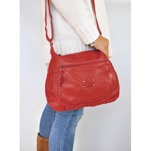 Bolso de piel con correa y...