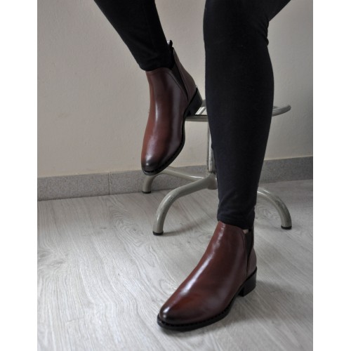 Botines de piel con elástico y tachuelas