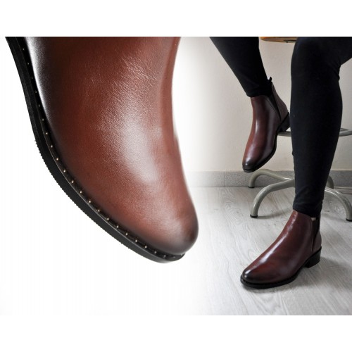 Botines de piel con elástico y tachuelas