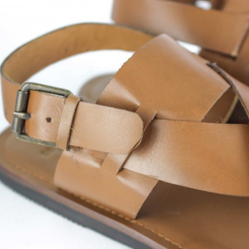 Sandalia de piel cruzada con hebilla modelo MATEO