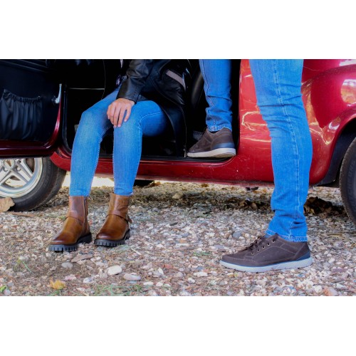 Botines de piel con doble hebilla y cremallera