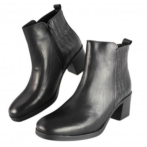 Botines de piel con tacon y detalle trenzado