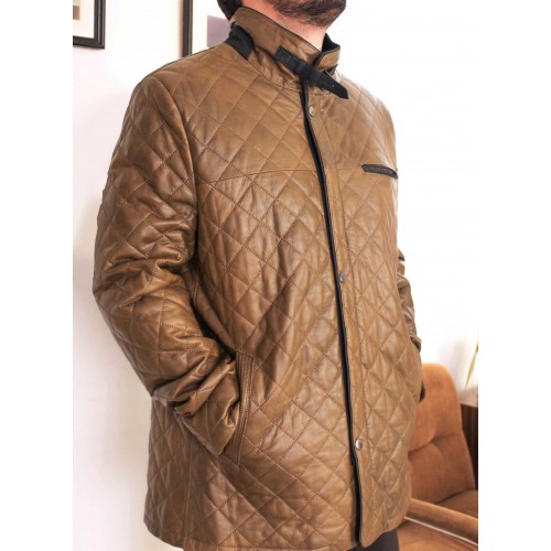 Cazadora acolchada de piel con doble cierre y hebilla