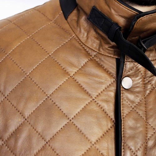 Cazadora acolchada de piel con doble cierre y hebilla