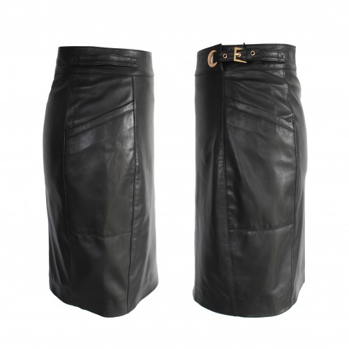 Falda de piel con cremallera y detalle hebilla