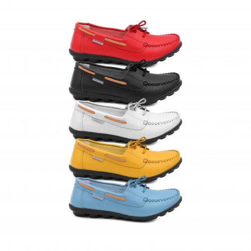 Mocasines de piel con cordones y suela negra