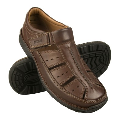 Sandalia de piel cerrada...