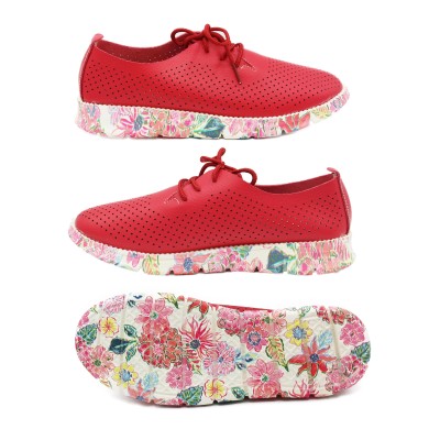 Sneakers de piel calada con suela de flores