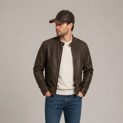 Gorra de cuero con detalle y cierre ajustable