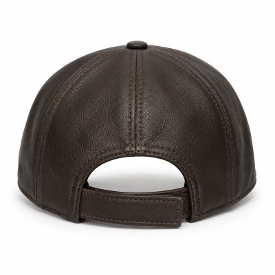 Gorra de cuero con detalle y cierre ajustable