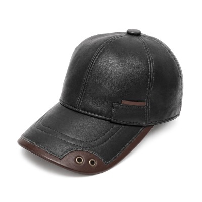 Gorra de cuero con detalle y cierre ajustable
