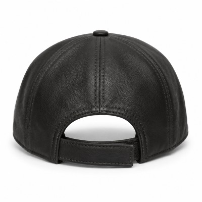 Gorra de cuero con detalle y cierre ajustable