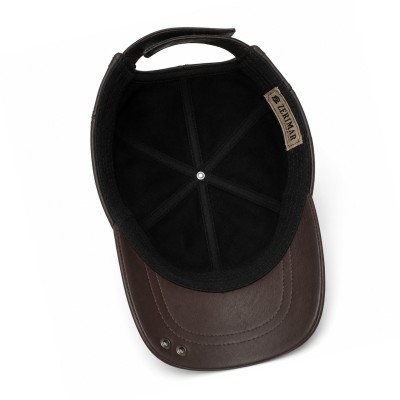 Gorra de cuero con detalle y cierre ajustable