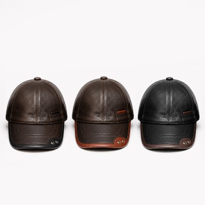 Gorra de cuero con detalle y cierre ajustable