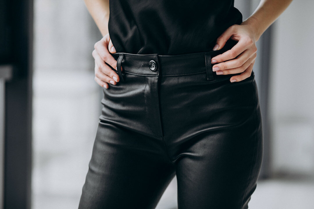 Cómo encoger unos pantalones de cuero: Mitos y soluciones