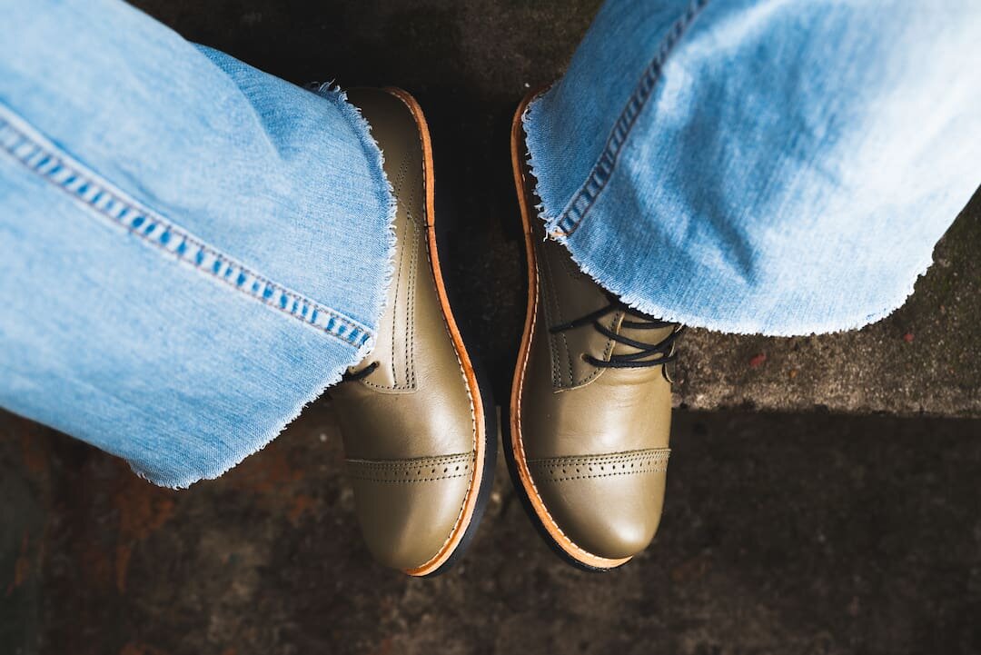 como ensanchar zapatos de cuero