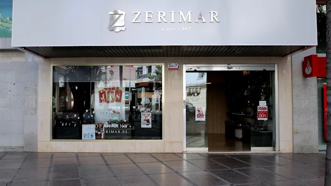 Fachada y escaparate de la tienda física de Zerimar en Torremolinos